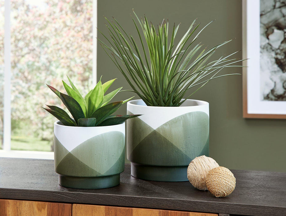 Ardenridge Planter (Set of 2) - Premium Planter from Ashley Furniture - Just $70.83! Shop now at Furniture Wholesale Plus  We are the best furniture store in Nashville, Hendersonville, Goodlettsville, Madison, Antioch, Mount Juliet, Lebanon, Gallatin, Springfield, Murfreesboro, Franklin, Brentwood