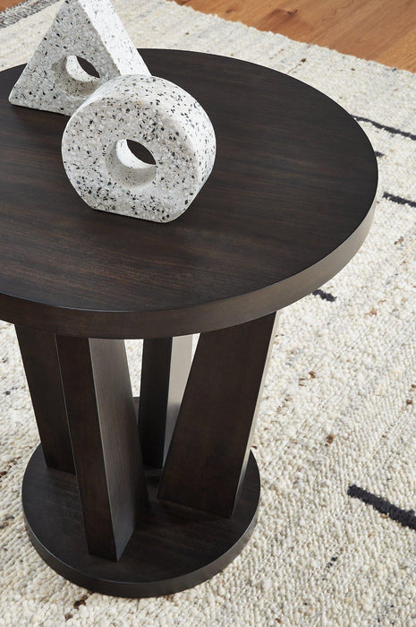 Chasinfield End Table - Premium End Table from Ashley Furniture - Just $116.73! Shop now at Furniture Wholesale Plus  We are the best furniture store in Nashville, Hendersonville, Goodlettsville, Madison, Antioch, Mount Juliet, Lebanon, Gallatin, Springfield, Murfreesboro, Franklin, Brentwood