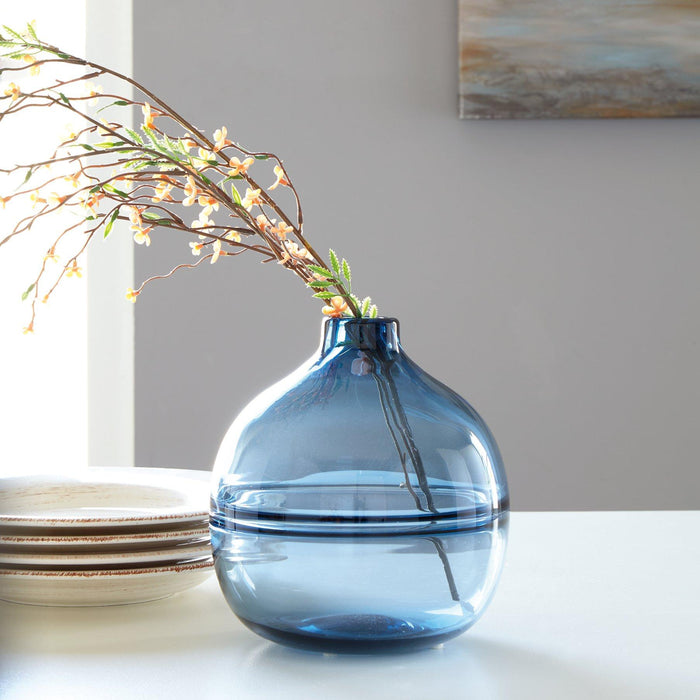 Lemmitt Vase - Premium Vase from Ashley Furniture - Just $47.88! Shop now at Furniture Wholesale Plus  We are the best furniture store in Nashville, Hendersonville, Goodlettsville, Madison, Antioch, Mount Juliet, Lebanon, Gallatin, Springfield, Murfreesboro, Franklin, Brentwood